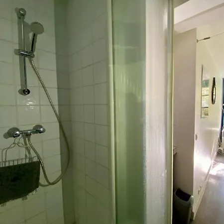 Studette Pour 2 Personnes Sur Jardin, * Paris